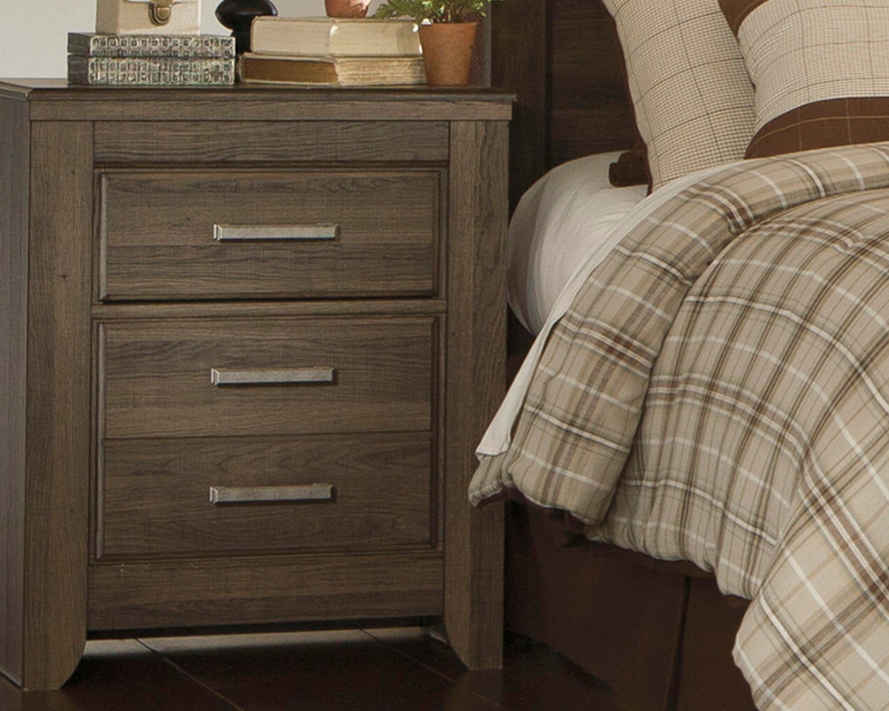 Juararo King/California King Panel Headboard Bed with Mirrored Dresser, Chest and Nightstand