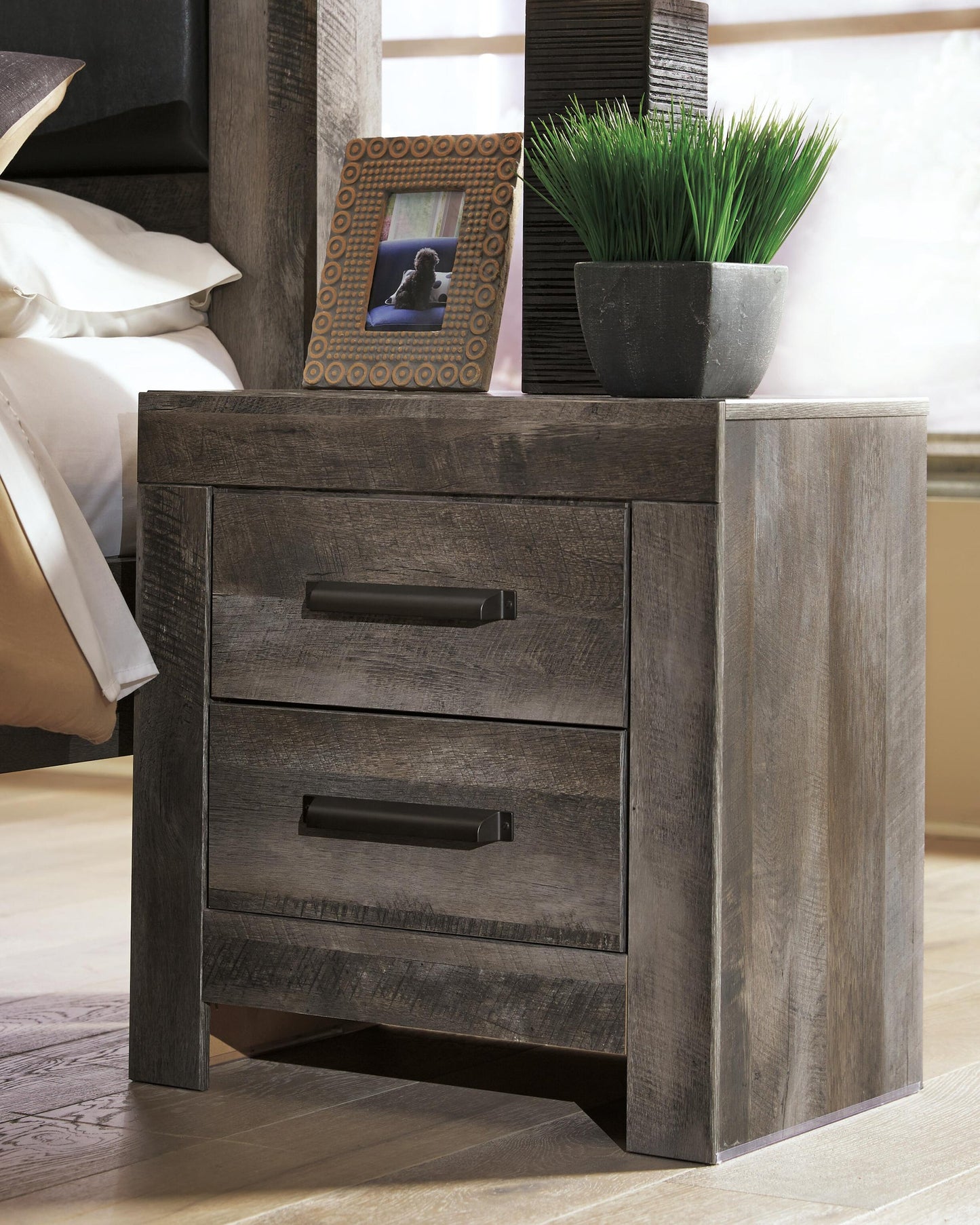 Wynnlow Queen Crossbuck Panel Bed with Mirrored Dresser, Chest and Nightstand