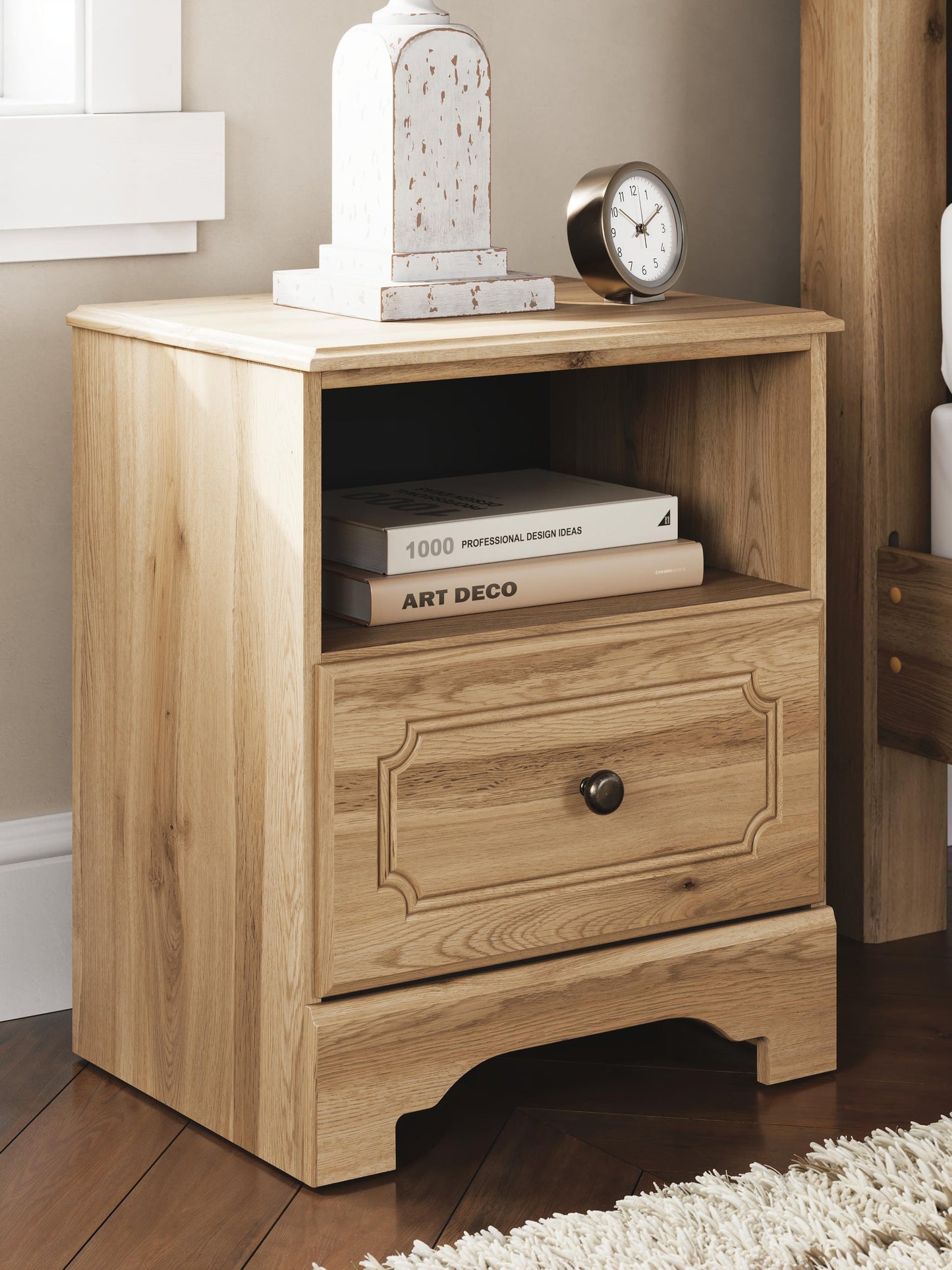 Galletyn King Panel Bed with Mirrored Dresser and Nightstand